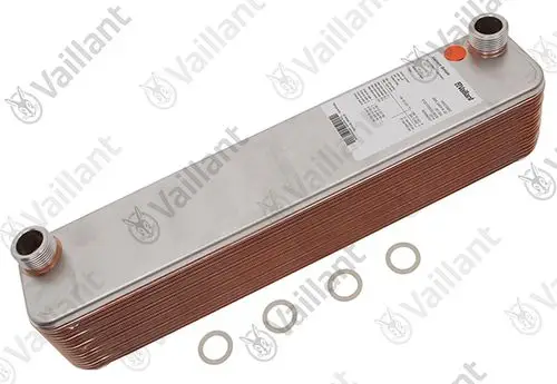 Vaillant Wärmetauscher aus Edelstahl mit mehreren Platten und zwei Anschlussöffnungen, neben zwei Dichtungen auf einem neutralen Hintergrund.